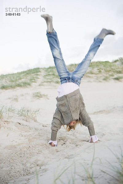 Mädchen beim Spielen am Strand