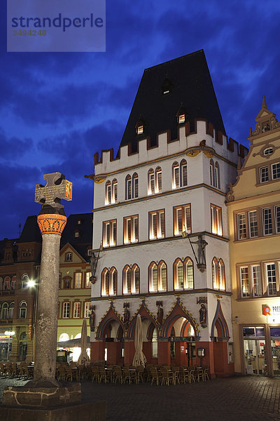 Hauptmarkt mit Steipe und Marktkreuz  Trier  Rheinland-Pfalz  Deutschland  Europa