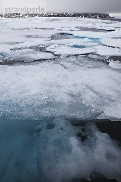 Eisschollen im Nordpolarmeer  Spitzbergen  Norwegen  Europa