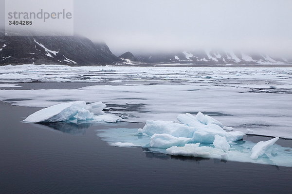 Eisschollen im Nordpolarmeer  Spitzbergen  Norwegen  Europa