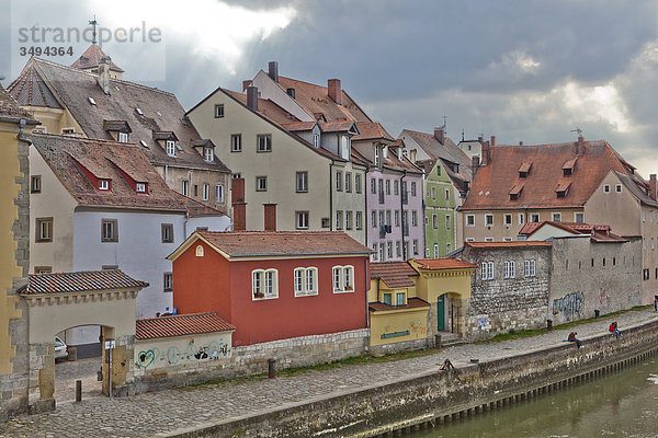 Häuser am Donaufer in der Altstadt von Regensburg  Deutschland  Erhöhte Ansicht