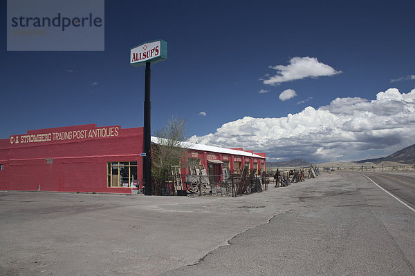 Antiquitätengeschäft an einer Landstraße  New Mexico  USA