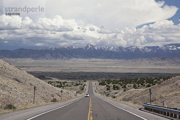 Auto auf einer Landstraße  Valley of Fires  New Mexico  USA  Erhöhte Ansicht