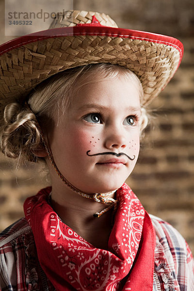 Junges Mädchen verkleidet als cowgirl