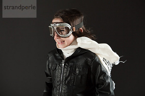 Junge mit Fliegerbrille  als Pilot verkleidet
