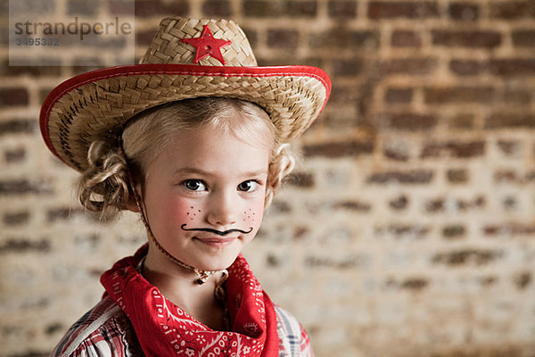 Junges Mädchen verkleidet als Cowgirl