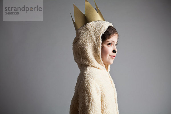 Junges Mädchen verkleidet als Schaf mit goldener Krone
