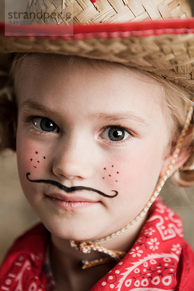 Junges Mädchen verkleidet als Cowgirl