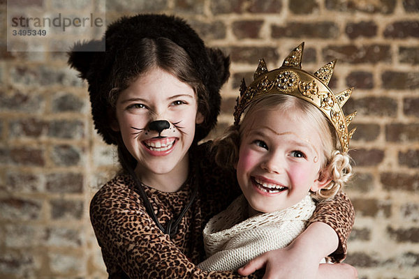 Junge Mädchen verkleidet als Katze und Königin
