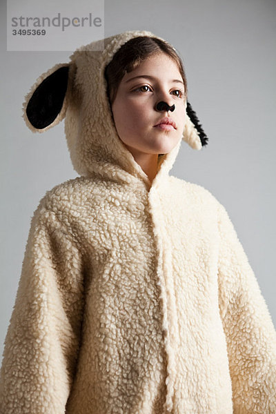 Junges Mädchen als Schaf verkleidet