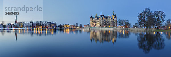 Blick über den Burgsee auf das Schweriner Schloss  Schwerin  Deutschland