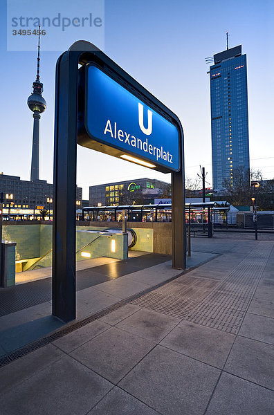 U-Bahn Schild  Alexanderplatz  Berlin  Deutschland  Flachwinkelansicht