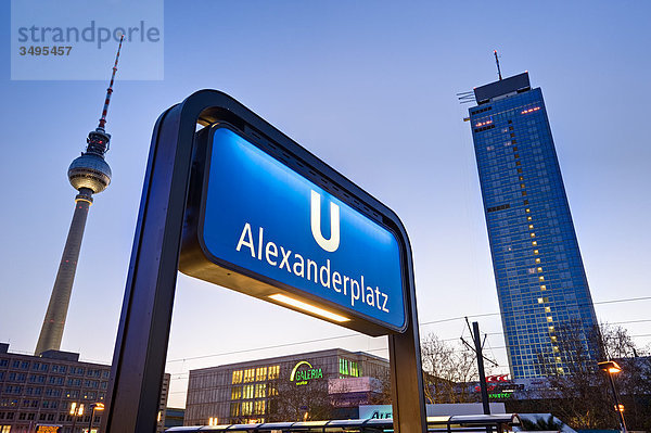 U-Bahn Schild  Alexanderplatz  Berlin  Deutschland  Flachwinkelansicht