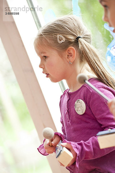 Mädchen musizieren in einem Kindergarten  Flachwinkelansicht