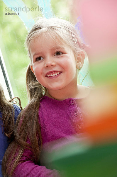 Mädchen in einem Kindergarten  Flachwinkelansicht