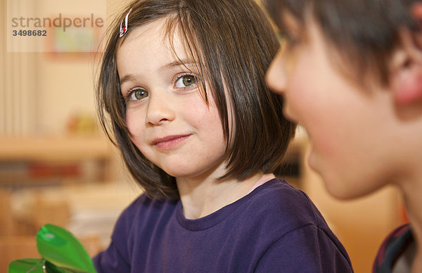 Mädchen und Junge in einem Kindergarten