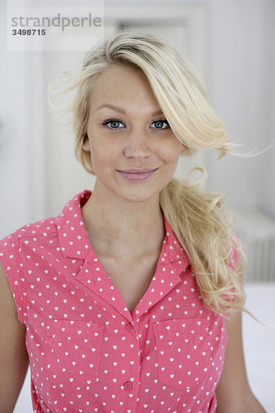 Portrait einer jungen Frau tragen Rosa Bluse