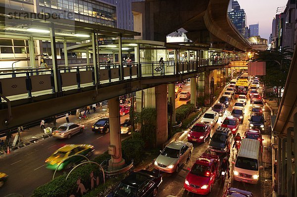 Thailand  Bangkok  Verkehr auf Sala Daeng in der Nacht