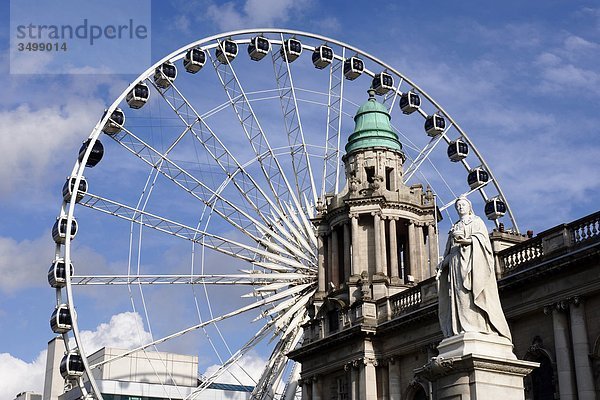 Nordirland  Belfast  das Rathaus und das Riesenrad