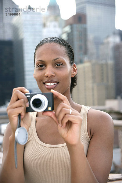 Frau mit Digitalkamera  New York Skyline im Hintergrund  USA