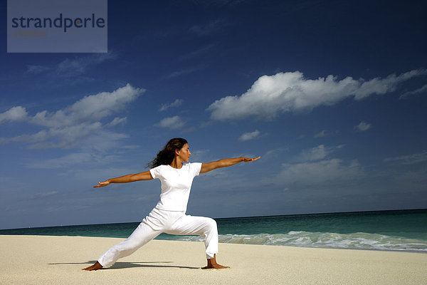 Frau macht Yoga am Strand  Paradise Island  Bahamas  Seitenansicht