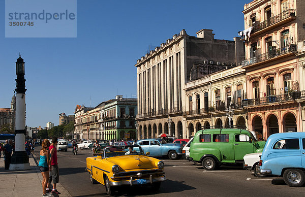 Oldtimer auf Hauptstraße in Havanna  Kuba