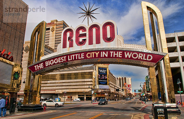 Schild über Straße in Reno  Nevada  USA