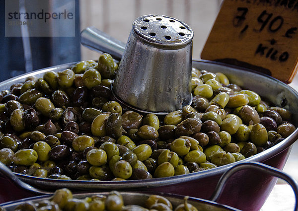 Marktstand mit Oliven in Port de Pollenca  Mallorca