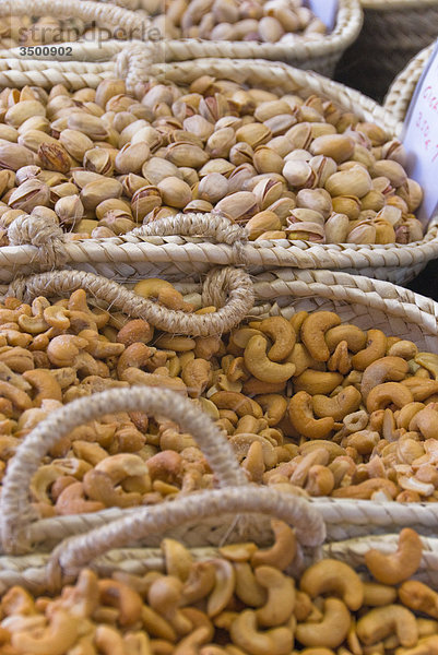 Marktstand mit Nüssen in Port de Pollenca  Mallorca