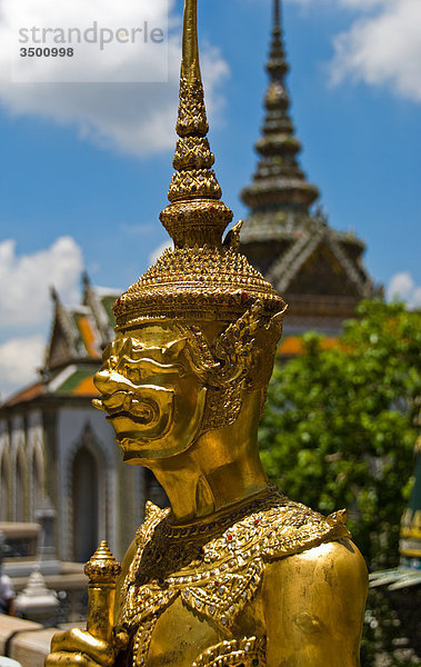 Goldene Statue im Königspalast Wat Phra Kaeo  Bangkok  Thailand