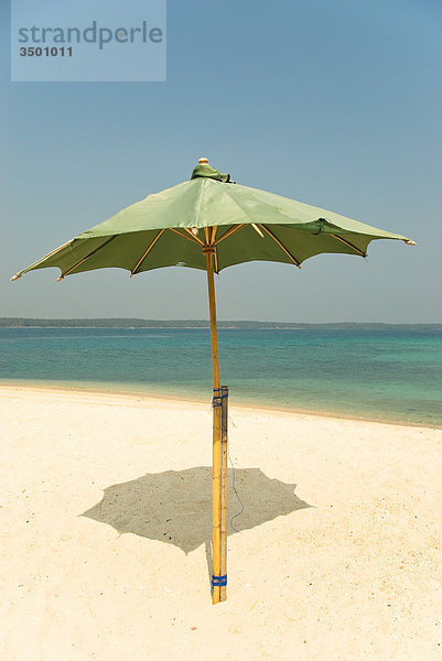 Strand mit Sonnenschirm  Thailand