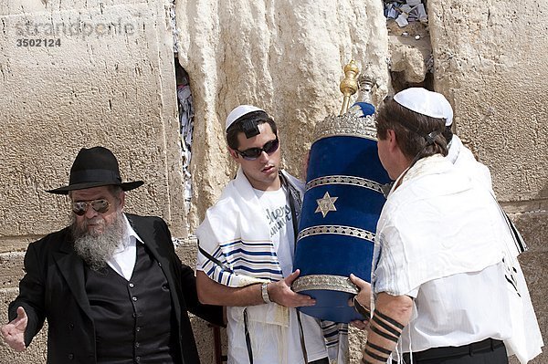 Israel  Jerusalem  Bar Mitzvah Zeremonie an der Klagemauer