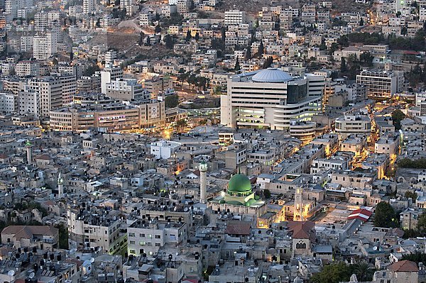 Israel  Westjordanland  Nablus  Stadtansicht in der Dämmerung  die ein Nazir-Moschee
