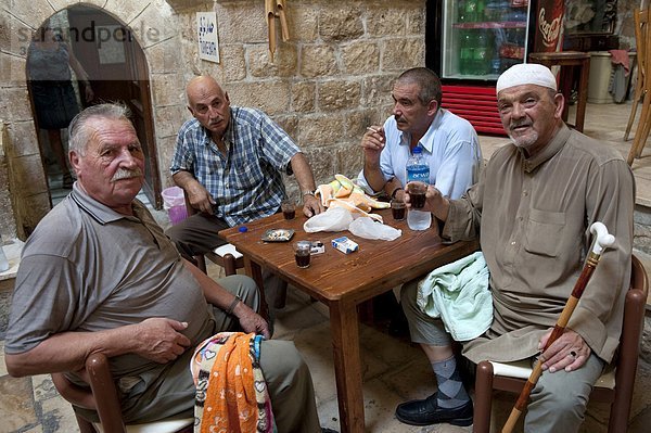 Israel  Westjordanland  Nablus  Männer in street cafè