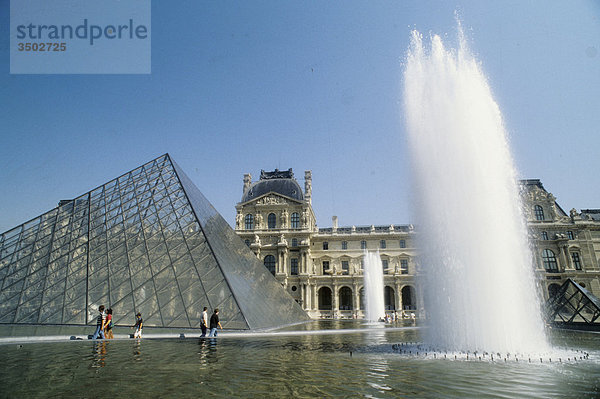 Frankreich  Paris  Louvre-Museum  der Crystal Pyramide