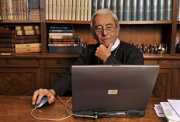 Priester mit laptop