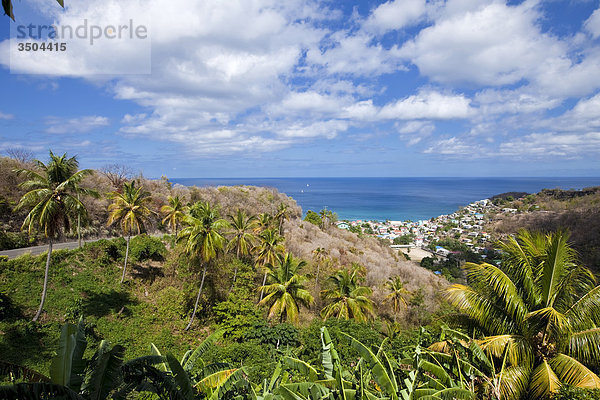 Segelboote auf das karibische Meer vor der Küste von der Fischerei Dorf von Anse La Raye  Saint Lucia