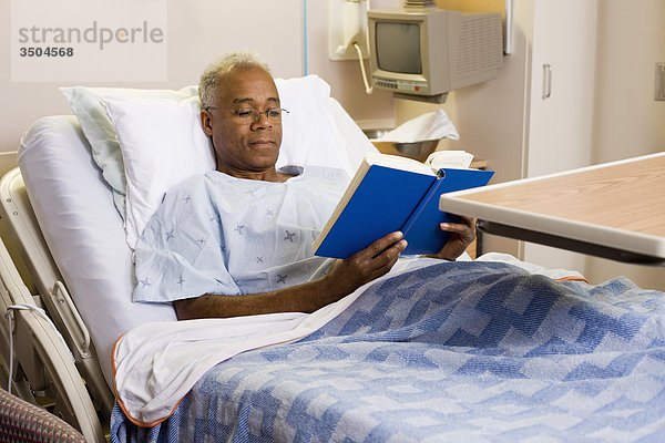 Mann lesen im Bett im Krankenzimmer  Orangeville  Ontario