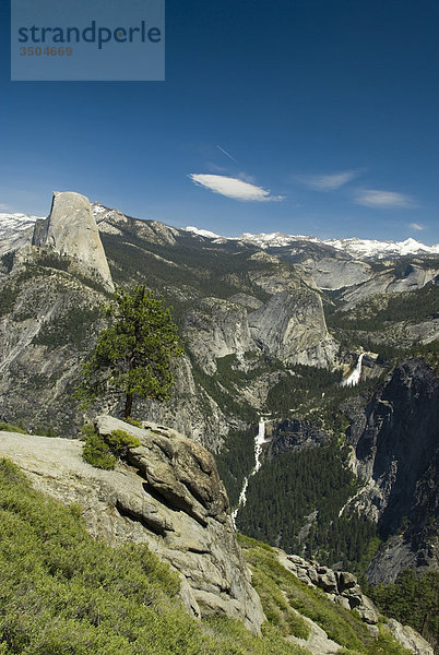 Halbe Kuppel Tower über Yosemite Valley und Nevada Falls fließt in Vernal Falls  Yosemite-Nationalpark  Kalifornien