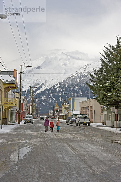 Drei junge Kinder zu Fuß in Quant Ski/touristischen Stadt  Coast Mountains im Hintergrund  Skagway  Alaska