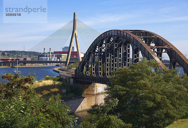 Belgien  Wallonien  Liege  Suspension Bridge von Wandre  Maas und Metall Eisenbahnbrücke