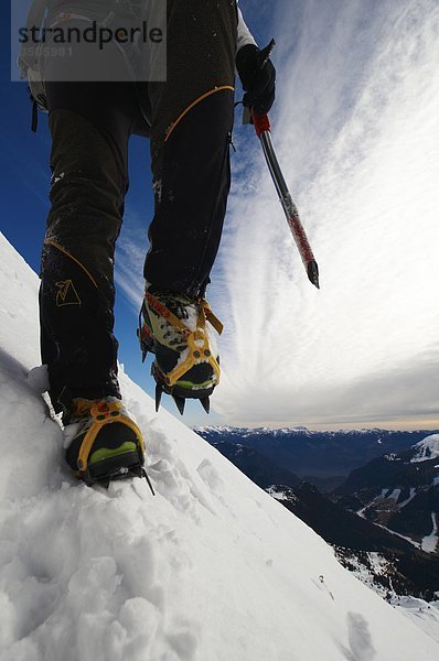 Detail der Steigeisen beim Eisklettern