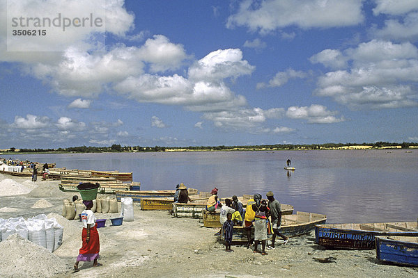 Senegal  in der Nähe von Dakar  Pink lake