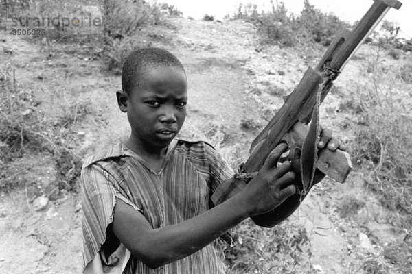 Afrika  Äthiopien  Omo-Tal  junge mit Spielzeug gun