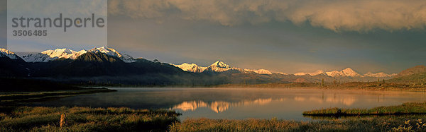 Panoramische Landschaft des Sees nahe Spezialviser Mtn SC Alaska