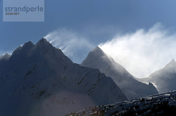 Weht Schnee von den Gipfeln der Berge in der Nähe von Valdez Alaska