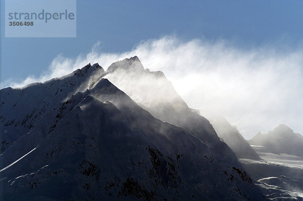 Berge und Blasen Schnee über Valdez Alaska