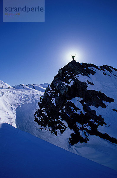 Man Standing on Peak über Blackstone Gletscher KP