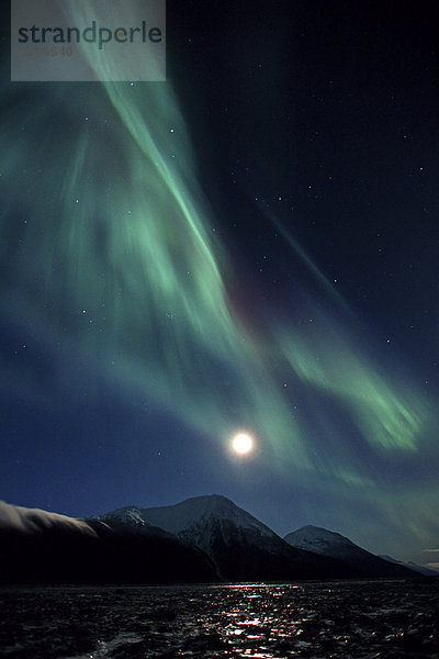 Northern Lights & Mond über Turnagain Arm SC AK Winter