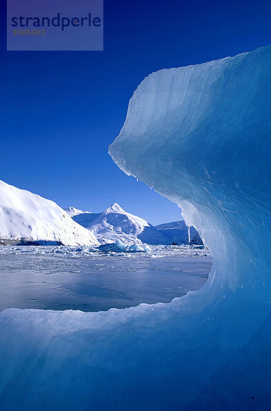 Eisberg auf gefrorenen Portage Lake Winter Alaska